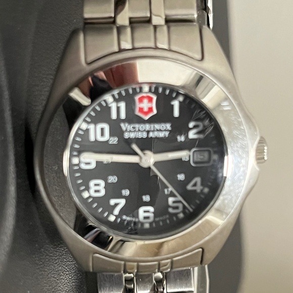 Victorinox Swiss Army Stainless Steel watch - Picture 2 of 3